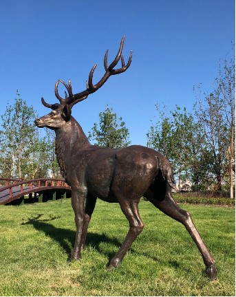 新疆乌鲁木齐汇智壹号庄园铸铜麋鹿雕塑