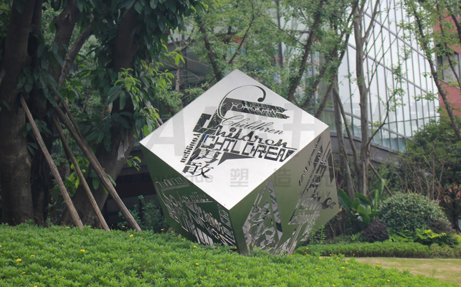 重庆人民小学北校区不锈钢镂空雕塑