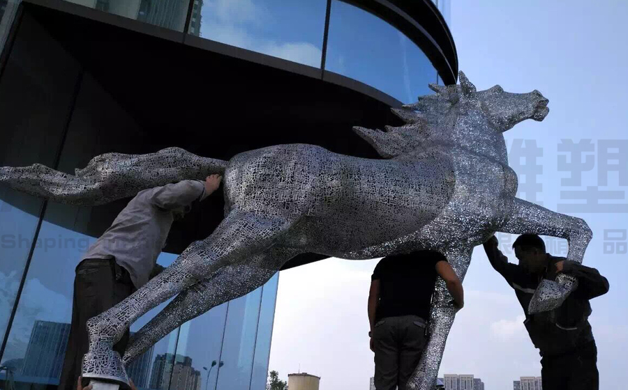 香港置地售房部不锈钢镂空骏马雕塑