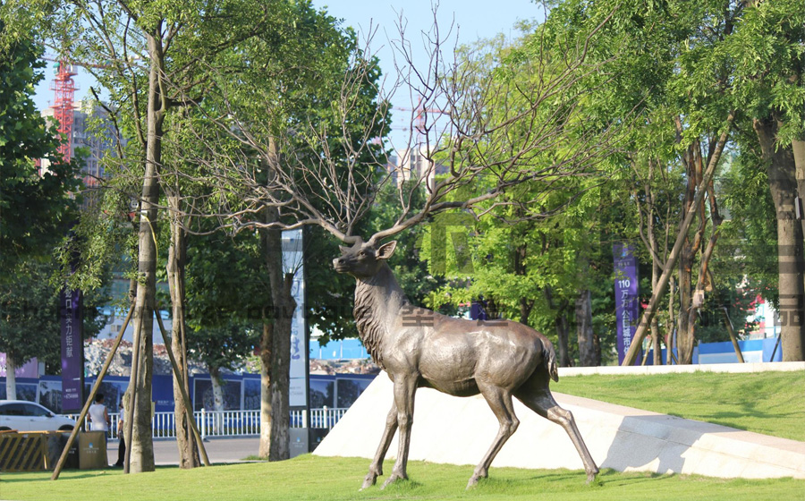 重庆公园大道铸铜麋鹿雕塑